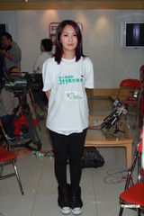 组图：成龙曾志伟谭咏麟率演艺群星录歌鼓励日本