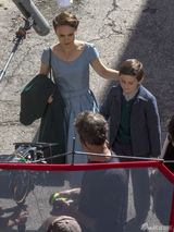 组图：娜塔莉新片自导自演 典雅蓝裙搭戏小男孩