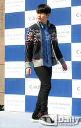 组图：BEAST出席粉丝签名会休闲装显亲和