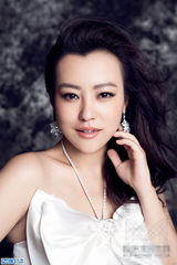 组图：郝蕾与双胞胎儿子拍写真尽显女人魅力