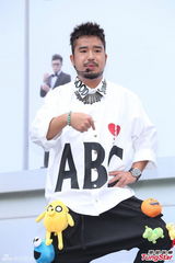 组图：自由发挥台北会粉丝 阿达活动吓到腿软