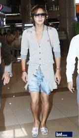 组图：张根硕等亮相机场赴日本参加音乐庆典