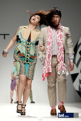 组图：韩国笑星名模齐聚亮相慈善时装秀