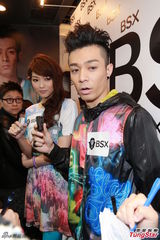 组图：周柏豪自认比余文乐帅 暗指乐雨恋相配