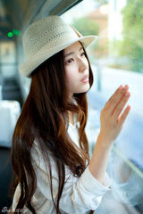 组图：温心欧洲街拍 俏皮可爱淡雅怡人