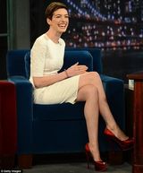 组图：海瑟薇圣诞装上谈话节目 戴红围脖节日气氛足