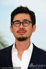 高清组图：《黄海》发布会 河正宇收获导演香吻