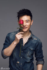 组图：罗晋时尚大片曝光 手持玫瑰帅气迷人