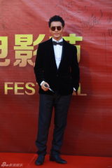 组图： 赵本山师徒压轴长影节 倪妮蓝裙优雅显大气