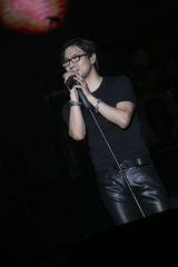 组图：汪峰演唱会深情表白 章子怡台下感动拭泪