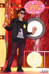 组图：潘玮柏亮相香港签唱会 又唱又跳high翻场