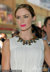 《亚瑟-纽曼》多伦多首映 艾米丽白裙高贵优雅