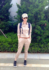 组图：蒋欣《新闺蜜》制服加身 乔装美女快递员