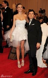 组图：美国时装学院庆典举行 众明星红毯竞艳