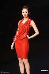 组图：名模庄思敏为时装展走秀 完美展现民族风