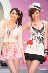 组图：安心亚袁艾菲露天内衣秀 化身性感女教官