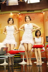 高清组图：Wonder Girls做客 与大浪热力飙舞