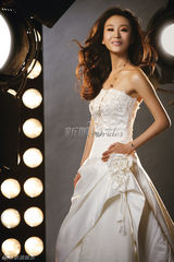 高清图：苗圃穿婚纱登虎年封面 扮待嫁新娘舞动光影