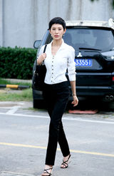 组图：《谁来伺候妈》塑造女企业家 侯角华丽绽放