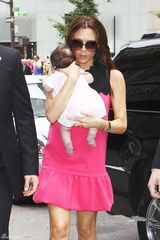 组图：贝嫂为时装周奔忙 桃红礼服配超高跟掀甜美风