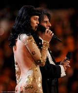 高清组图：凯蒂-佩里与艾里斯-库珀颁奖大眼瞪小眼