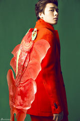 组图：李易峰新春贺岁写真 红衣帅气温暖喜庆