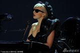 组图：Lady Gaga豪放坐汽车表演 夸张弹琴显丰满