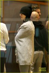 组图：水果姐情变素颜出行 拥抱异性友人求安慰