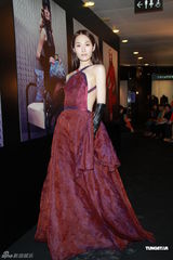 组图：林莉压轴走秀真空上阵 示范苗族服饰