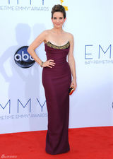 组图：艾美奖红毯 蒂娜-菲酒红色抹胸长裙性感