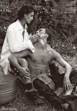 组图：47岁《花花公子》裸体超模辛迪野外嬉戏