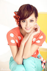 组图：张嘉倪色彩大片优雅从容显多面性格