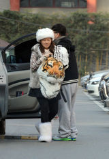 组图：孙红雷回京左牵女友右搂女伴三人行