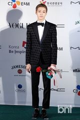 组图：韩孝珠玉泽演等众星亮相釜山电影节蓝毯