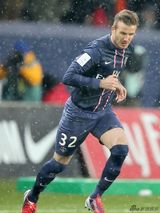 组图：小贝法甲首秀雪中踢球 辣妹台下紧张观战