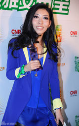 组图：TOP榜后台群星开心合照 奖杯似巨型针头