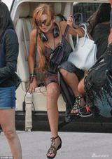 组图：林赛-罗韩露乳险走光 夜店与众男调情