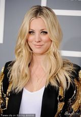 组图：《生活大爆炸》女主角Kaley干练装扮亮相