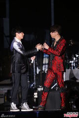 组图：陶喆与辣妹热舞互摸 谢霆锋帅气现身飙歌