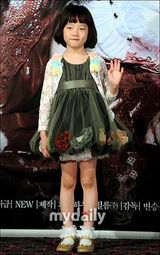 组图：朴敏英恐怖新片《猫》试映 为童星金艺伦庆生