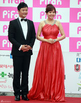 高清组图：秀爱黑礼服美艳电影节 申世京斜肩裙抢镜