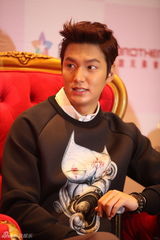 组图：对话李敏镐赞金宇彬 被叫男神有负担