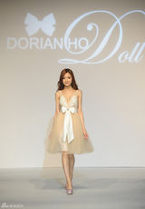 组图：叶熙祺披婚纱亮相秀场活动