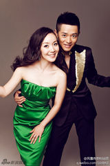 组图：凤凰传奇曾毅婚纱照 新疆媳妇光彩照人