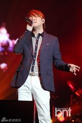 组图：赵容弼尹民秀等献唱展华丽舞台