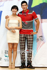 组图：金素妍车艺莲等宣传新剧 清一色超短抹胸裙