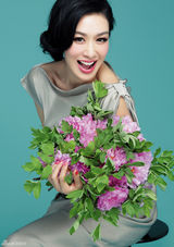 组图：钟丽缇花漾色彩写真 阳光笑容光彩照人