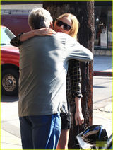 组图：凯特波茨沃斯与老爸外出秀美腿 亲密拥抱