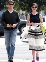 组图：海瑟薇淑女装扮出街 见狗仔瞬间变脸怒指