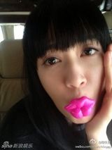 组图：陈乔恩发搞怪自拍照 烈焰红唇雷人可爱